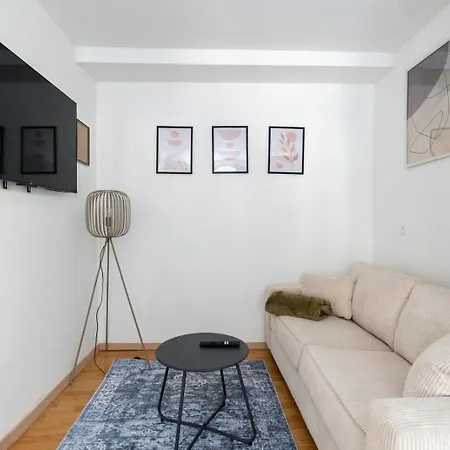 Apartment Large - 90m2 - Quiet Maisonette For 10 - 24 I 7 Check-in