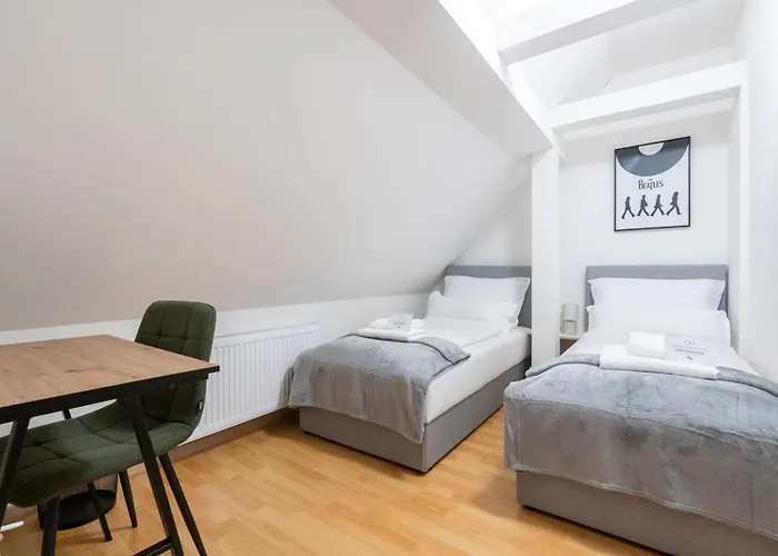 Large - 90m2 - Quiet Maisonette For 10 - 24 I 7 Check-in